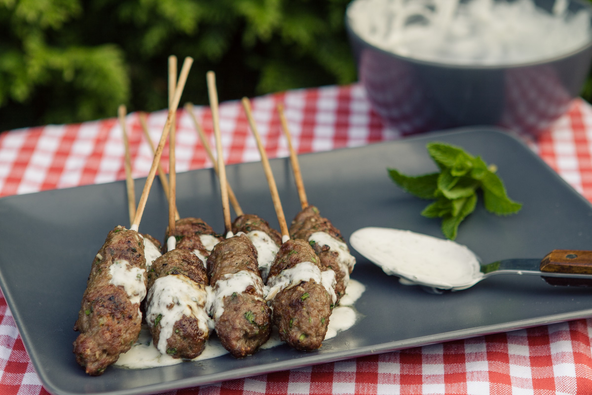 Köfte mit Minz-Joghurt-Dip - Damn Tasty